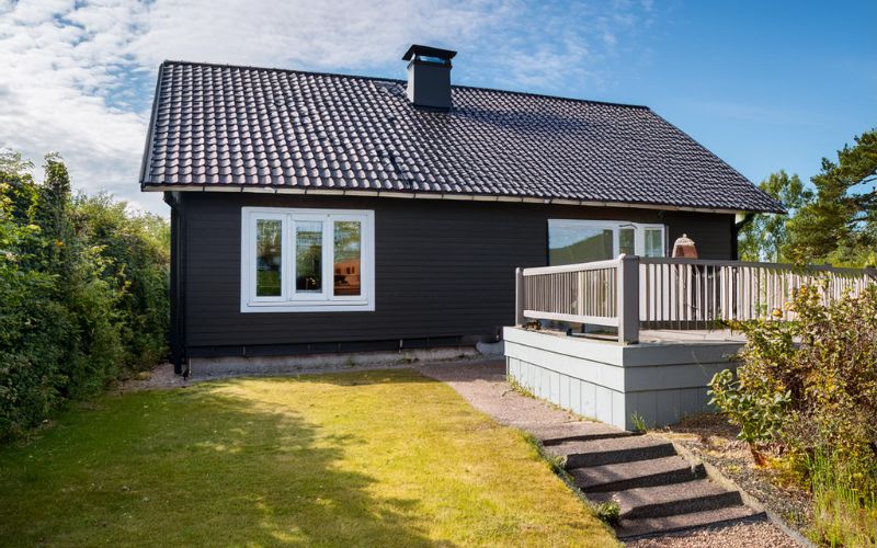 Byte av hängrännor & stuprör på stuga. Landskrona, Dammhagen