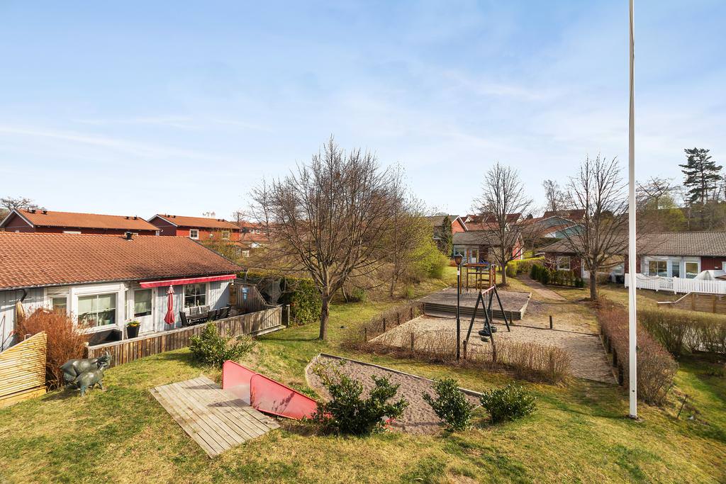 Takomläggning med betongpannor på fritidshus i Glumslöv, Landskrona kommun