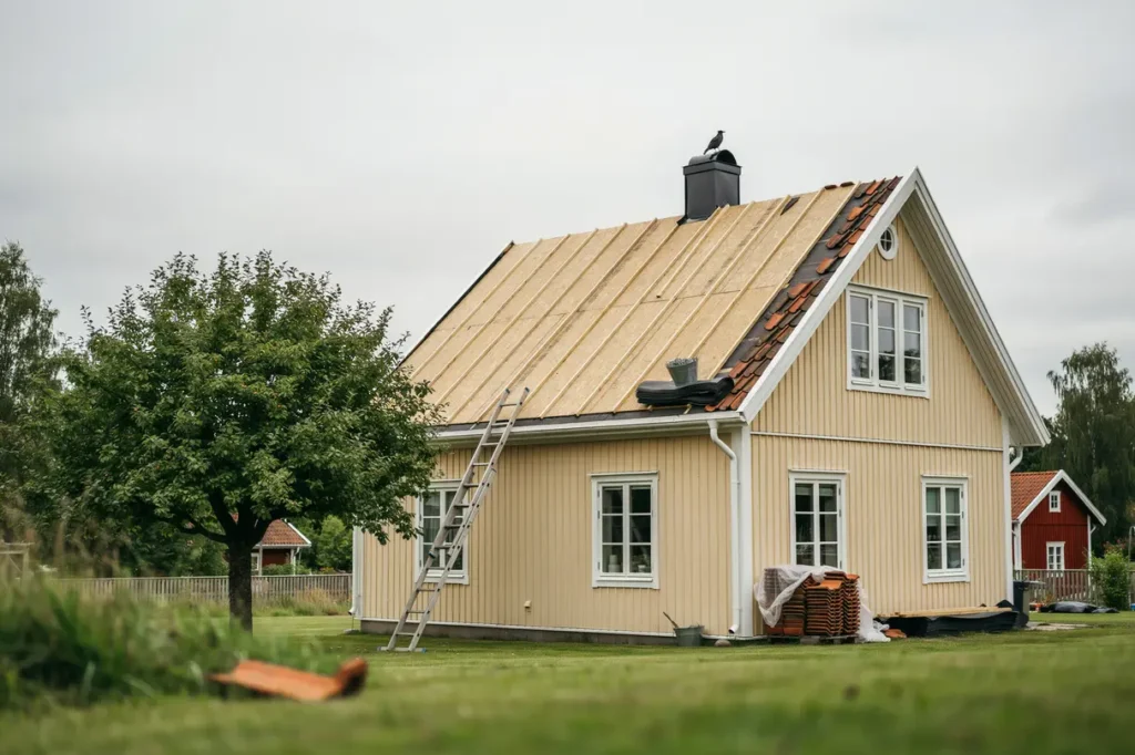 takoml ggning med r spontsbyte p villa i asmundtorp